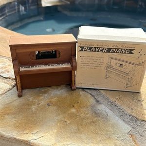 Vintage Miniature Doll Furniture (Collectors)